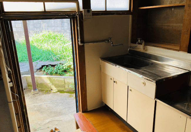 勝手口とキッチン