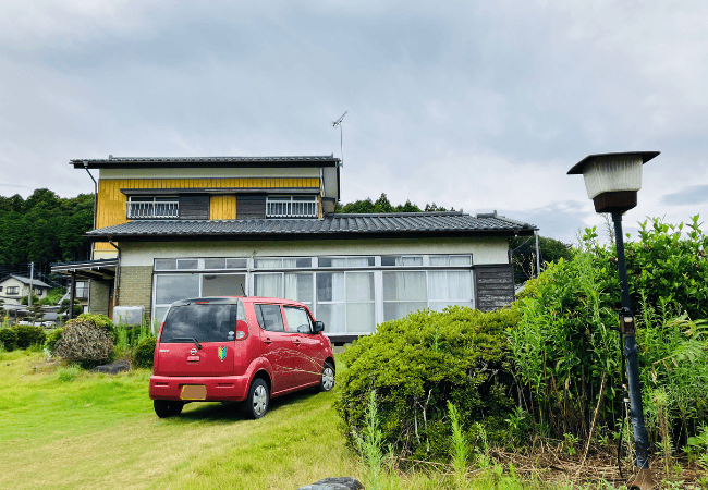 庭から見た空き家外観