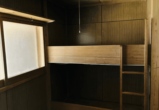 造り付けの二段ベッド